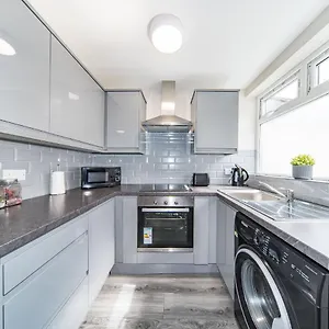  Holiday home Ryan Air I - Huge 4 Bedroom House With Free Parking